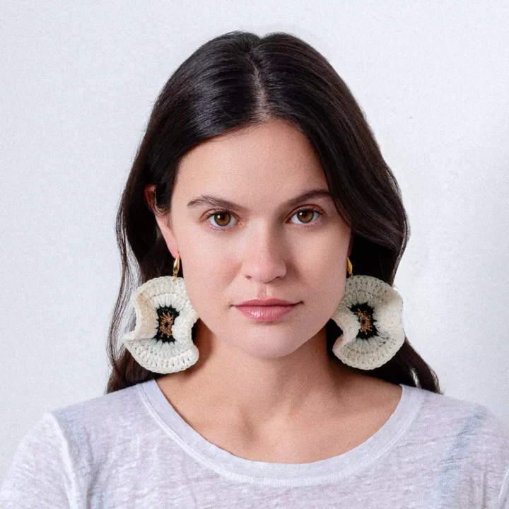 Mujer con pendientes Tritón Neptuno de Bemeknes