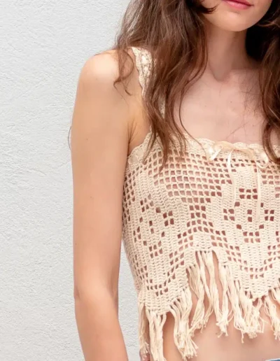 Top Grovvy de crochet de algodón con flecos y botones de nacar. Color beige. Hecho a mano de la marca BeMeknes