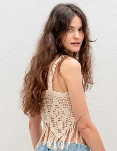 Top Grovvy de crochet de algodón con flecos y botones de nacar. Color beige. Hecho a mano de la marca BeMeknes