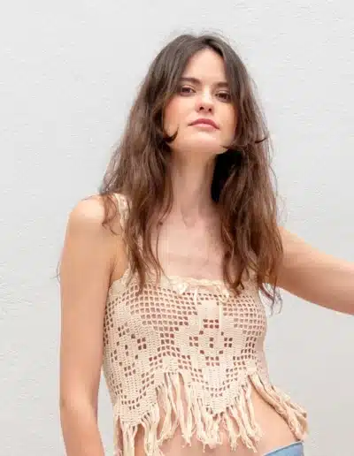 Top Grovvy de crochet de algodón con flecos y botones de nacar. Color beige. Hecho a mano de la marca BeMeknes