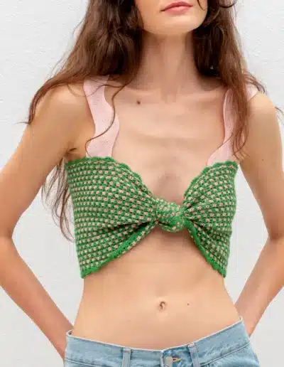 Top Knot de crochet de algodón. Con nudo y de color rosa y verde. Hecho a mano de la marca BeMeknes