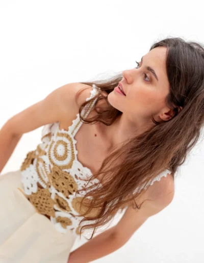 Top White Perséfone de crochet hecho a mano de la marca BeMeknes