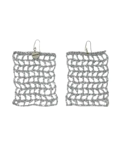 Pendiente Ada. Hecho a mano con la tecnica de crochet de color plata