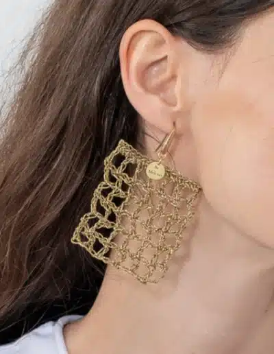 Pendiente Ada. Hecho a mano con la tecnica de crochet de color oro
