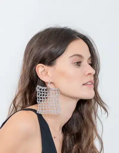 Pendiente Ada. Hecho a mano con la tecnica de crochet de color plata