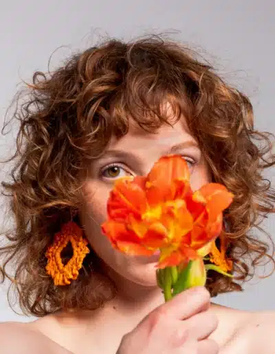 Pendiente Fleurir Calendula. Pendiente de ganchillo forma rombo de color naranja