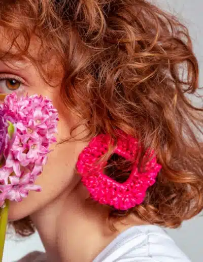 Pendiente Fleurir Dalia. Pendiente de ganchillo forma rombo de color fucsia