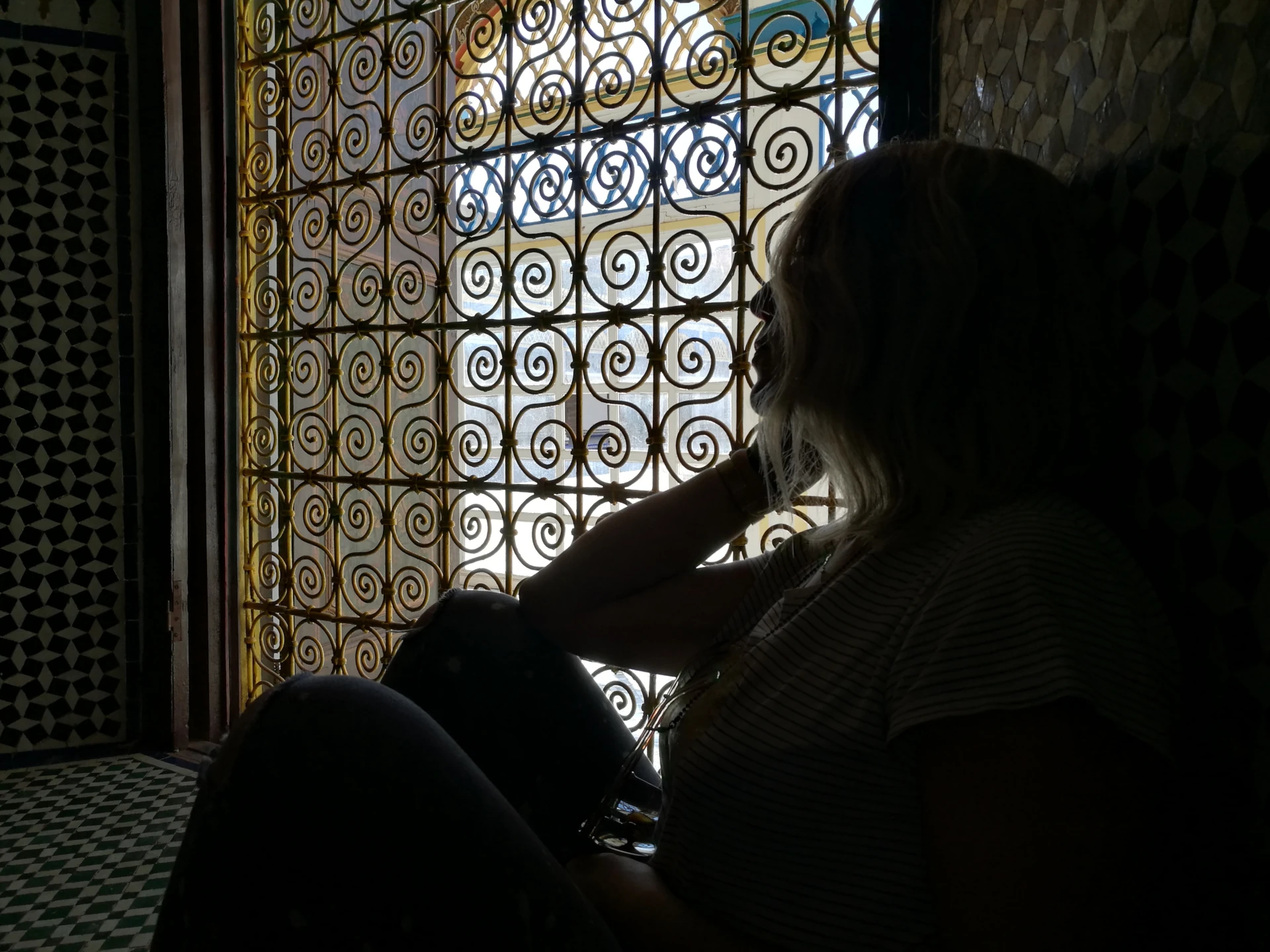 Montse Nieto pensativa sentada frente a una ventana en Meknes