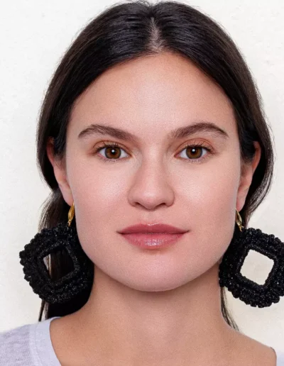 Modelo con pendientes rombo negros artesanales Bemeknes