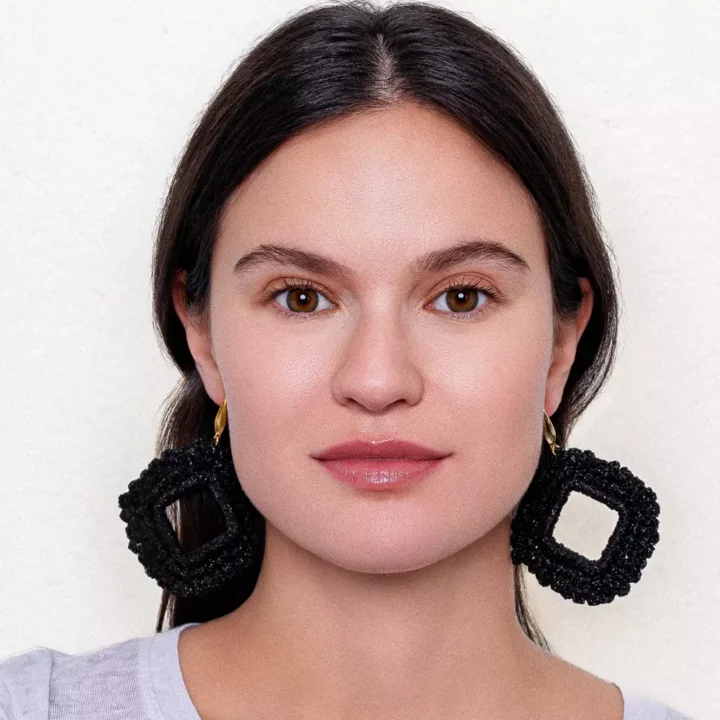 Modelo con pendientes rombo negros artesanales Bemeknes