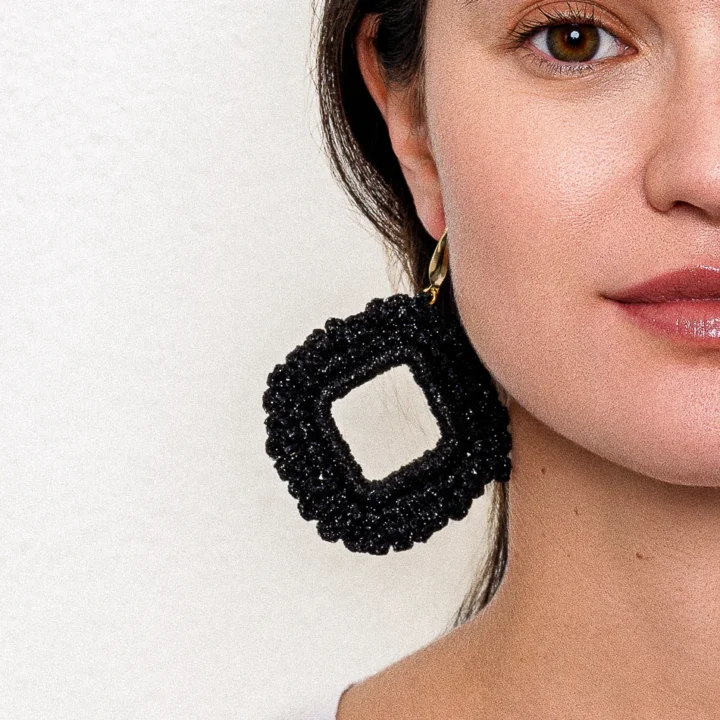Modelo con pendientes de BeMeknes Rombo Negro