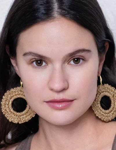 Pendientes circulares dorados BeMeknes en look boho-chic. Joyería textil artesanal que combina con vestidos fluidos y outfits casuales. Pendientes de crochet que no pesan, ideales para día o noche.