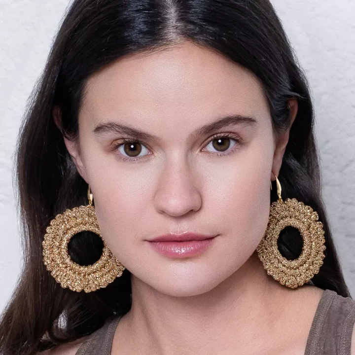 Pendientes circulares dorados BeMeknes en look boho-chic. Joyería textil artesanal que combina con vestidos fluidos y outfits casuales. Pendientes de crochet que no pesan, ideales para día o noche.