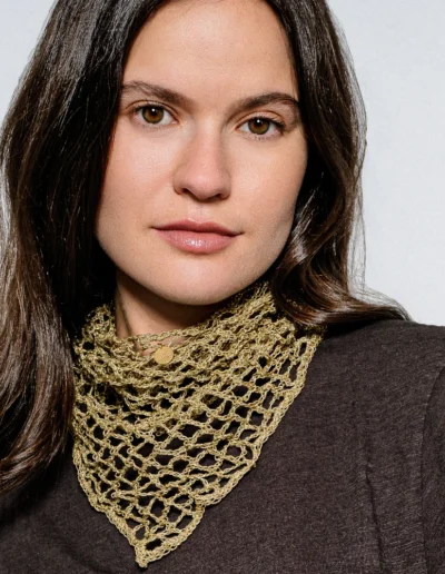 pañuelo dorado hecho a mano en crochet