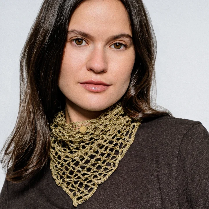 pañuelo dorado hecho a mano en crochet