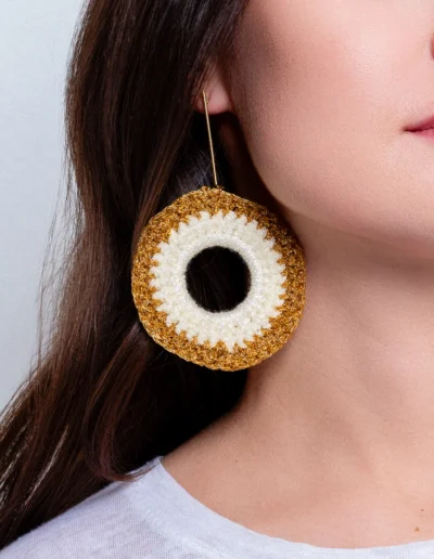 detalle de pendientes Sunrise BeMeknes en blanco y oro