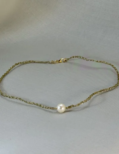 Collar Reina Margot perla blanca tejido a mano en hilo dorado con perla de río y cierre chapado en oro
