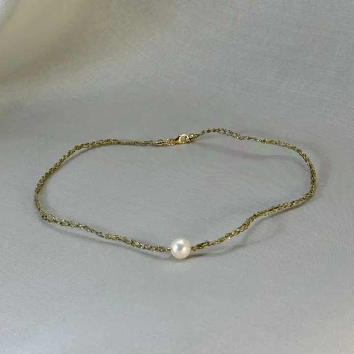 Collar Reina Margot perla blanca tejido a mano en hilo dorado con perla de río y cierre chapado en oro