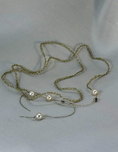 Collar de DeMedicis perlas largo de 120 cm, joya textil artesanal hecha en España