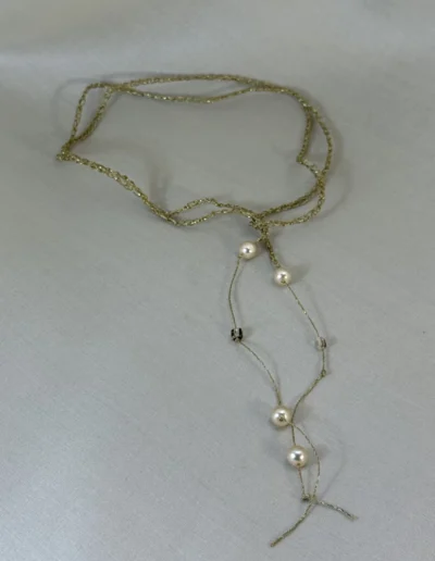 Collar DeMedicis perlas con lazo alrededor del cuello, diseño delicado y elegante