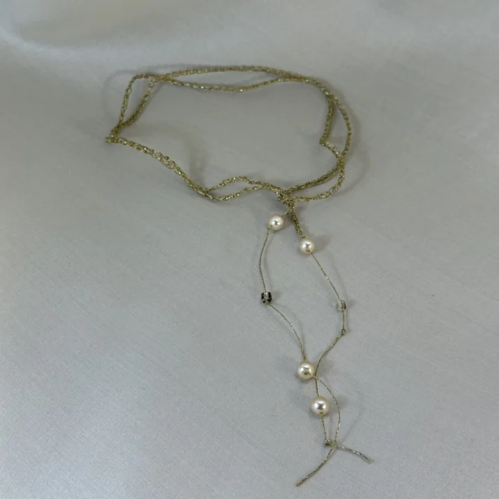 Collar DeMedicis perlas con lazo alrededor del cuello, diseño delicado y elegante