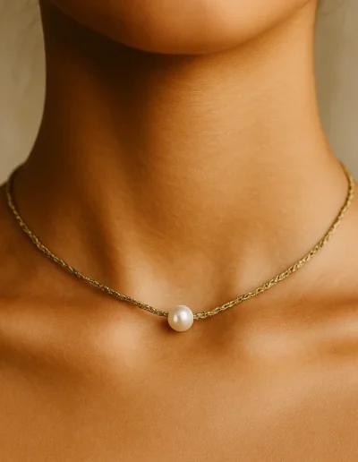 Collar Reina Margot perla blanca tejido a mano en hilo dorado con perla de río y cierre chapado en oro