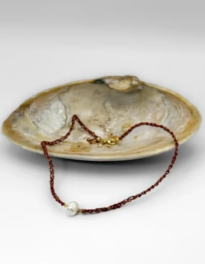 Collar Reina Margot perla blanca tejido a mano en hilo color cobre con perla de río y cierre chapado en oro