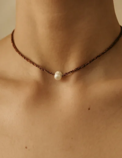 Collar Reina Margot perla blanca tejido a mano en hilo color cobre con perla de río y cierre chapado en oro