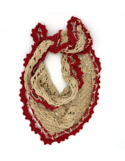 Pañuelo Cornelia marrón y rojo hecho a mano en España, diseño triangular artesanal de algodón 100%