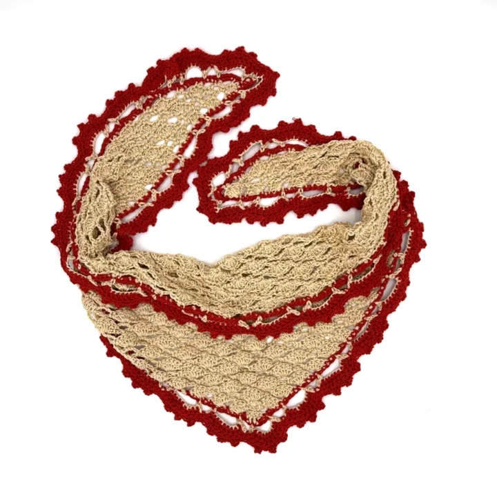 Pañuelo Cornelia marrón y rojo hecho a mano en España, diseño triangular artesanal de algodón 100%