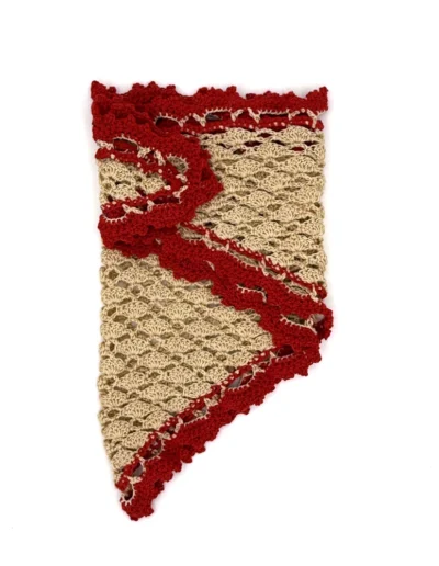 Pañuelo Cornelia marrón y rojo hecho a mano en España, diseño triangular artesanal de algodón 100%