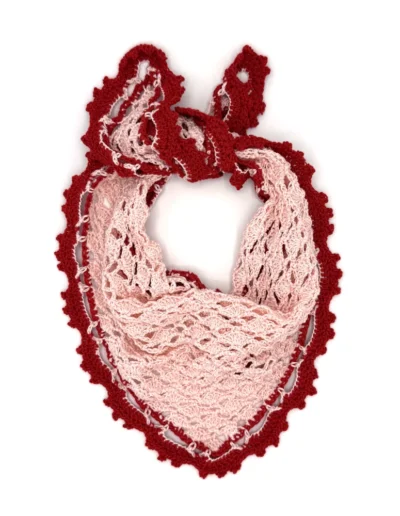Pañuelo Cornelia Rosa y rojo hecho a mano en España, diseño triangular artesanal de algodón 100%