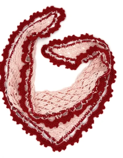 Pañuelo Cornelia Rosa y rojo hecho a mano en España, diseño triangular artesanal de algodón 100%