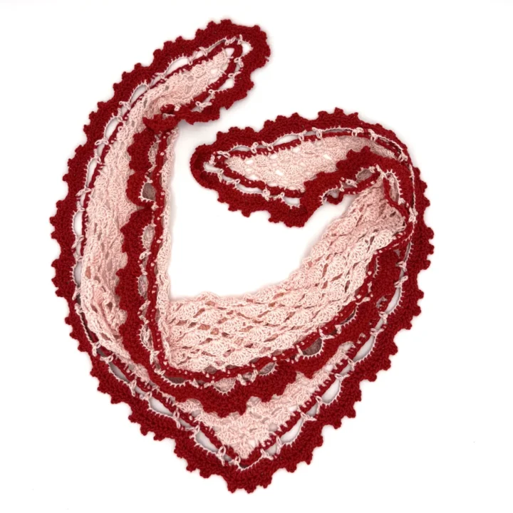 Pañuelo Cornelia Rosa y rojo hecho a mano en España, diseño triangular artesanal de algodón 100%
