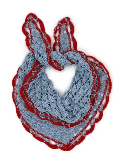 Pañuelo Cornelia Celeste y rojo hecho a mano en España, diseño triangular artesanal de algodón 100%