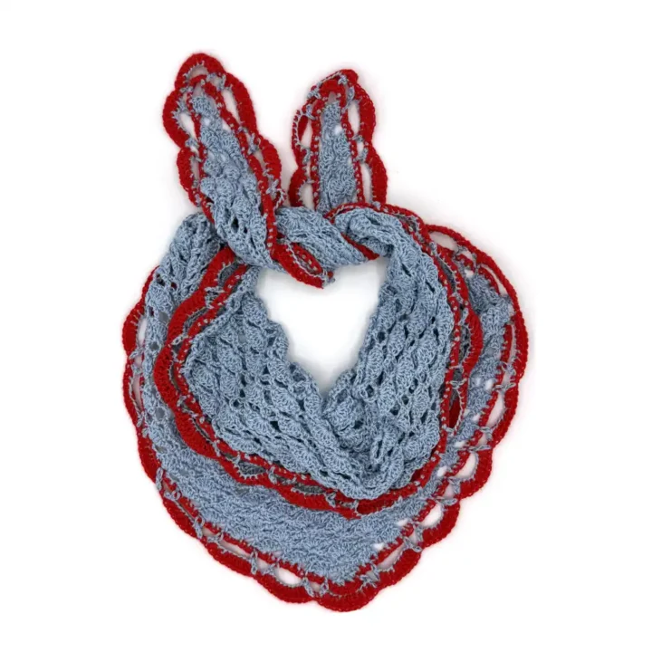 Pañuelo Cornelia Celeste y rojo hecho a mano en España, diseño triangular artesanal de algodón 100%