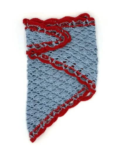 Pañuelo Cornelia Celeste y rojo hecho a mano en España, diseño triangular artesanal de algodón 100%