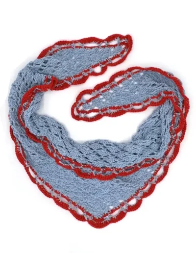 Pañuelo Cornelia Celeste y rojo hecho a mano en España, diseño triangular artesanal de algodón 100%