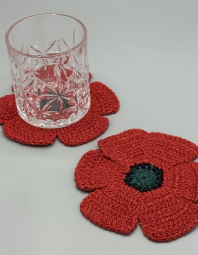 Posavasos Amapola de BeMeknes Home en una mesa con vaso de cristal