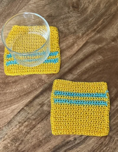 Posavasos Cuadrado Amarillo con vaso de cristal