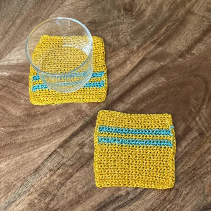 Posavasos Cuadrado Amarillo con vaso de cristal