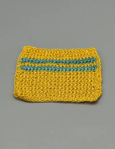 Posavasos Cuadrado Amarillo tejidos a mano con dos franjas esmeralda.