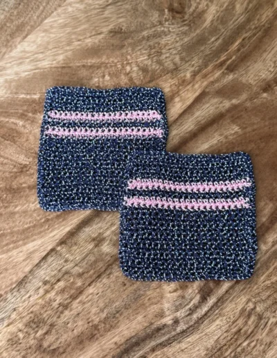 Posavasos Cuadrado Marino tejidos a mano en azul marino con franjas rosas.
