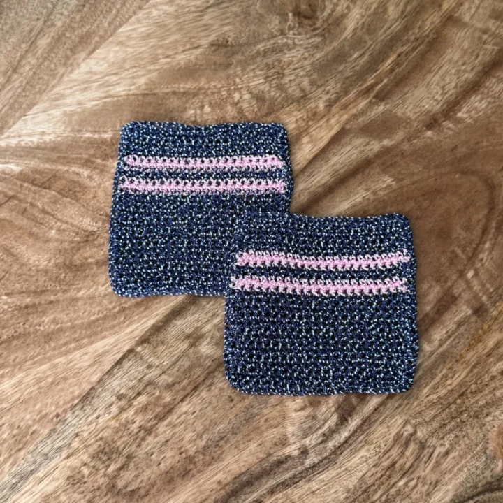 Posavasos Cuadrado Marino tejidos a mano en azul marino con franjas rosas.