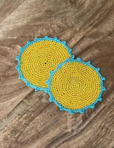 Posavasos Redondo Amarillo tejidos a mano con puntilla esmeralda.