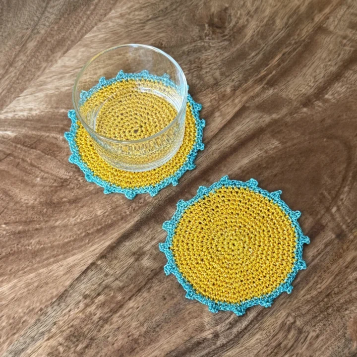 Posavasos Redondo Amarillo decorando una mesa con vaso de cristal