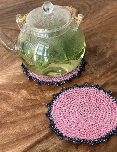 Posavasos Redondo Rosa decorando una mesa con una tetera