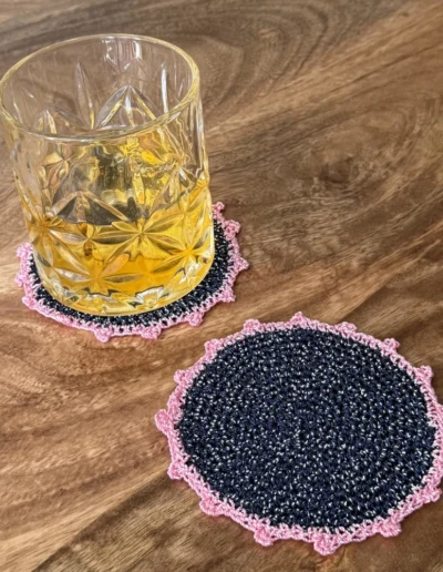 Posavasos Redondo Marino decorando una mesa con vaso de cristal