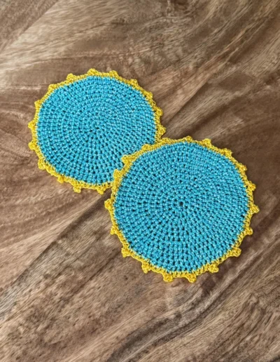 Posavasos Redondo Esmeralda tejidos a mano con puntilla amarilla.