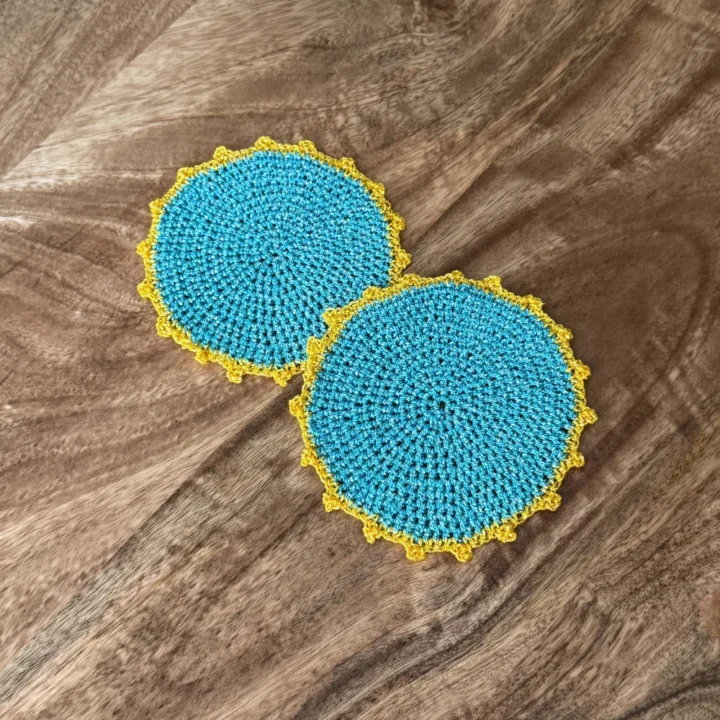 Posavasos Redondo Esmeralda tejidos a mano con puntilla amarilla.